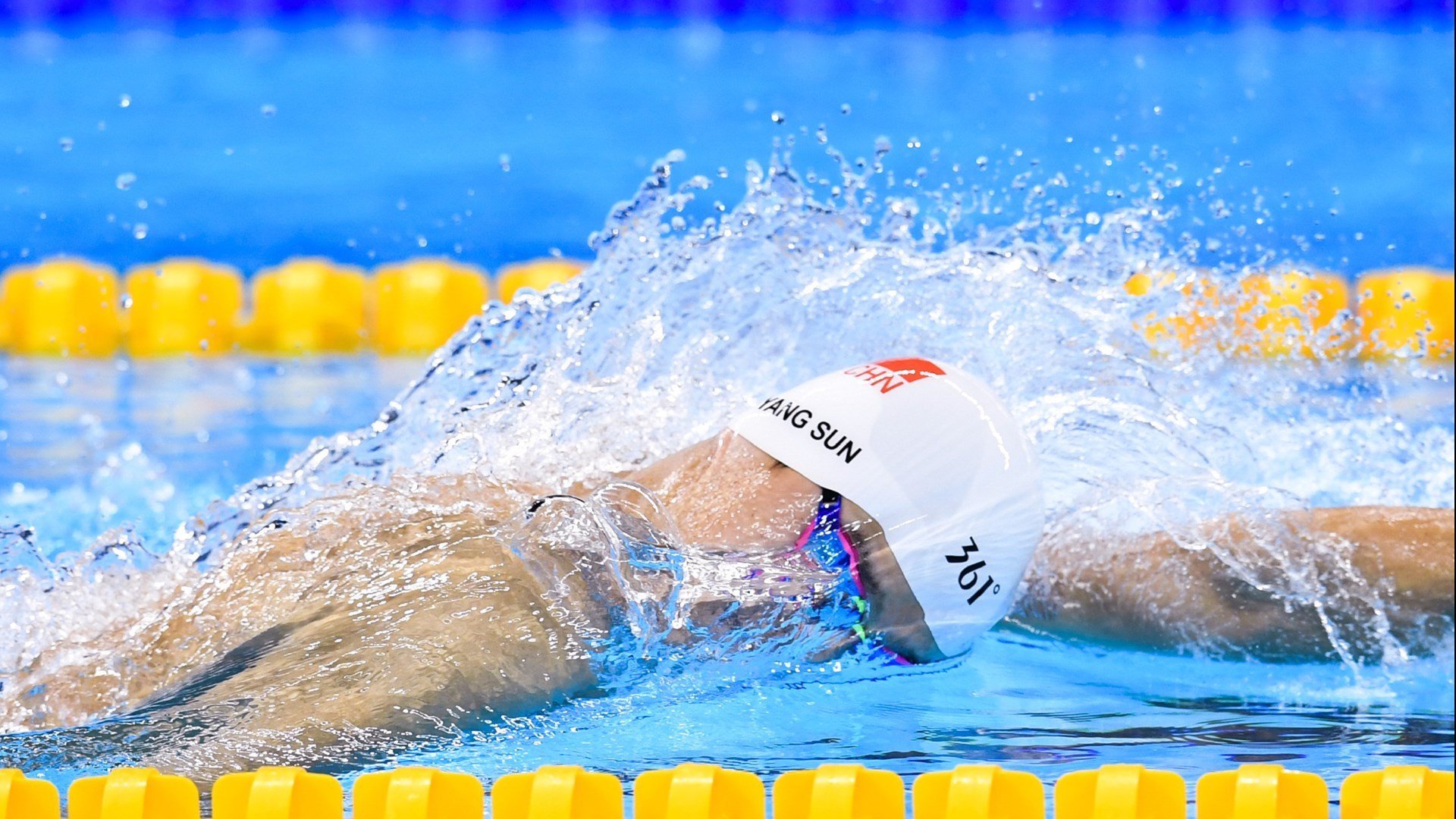 伊利亚·哈伦决赛中段加速领跑，荷甲伊哈塔伦