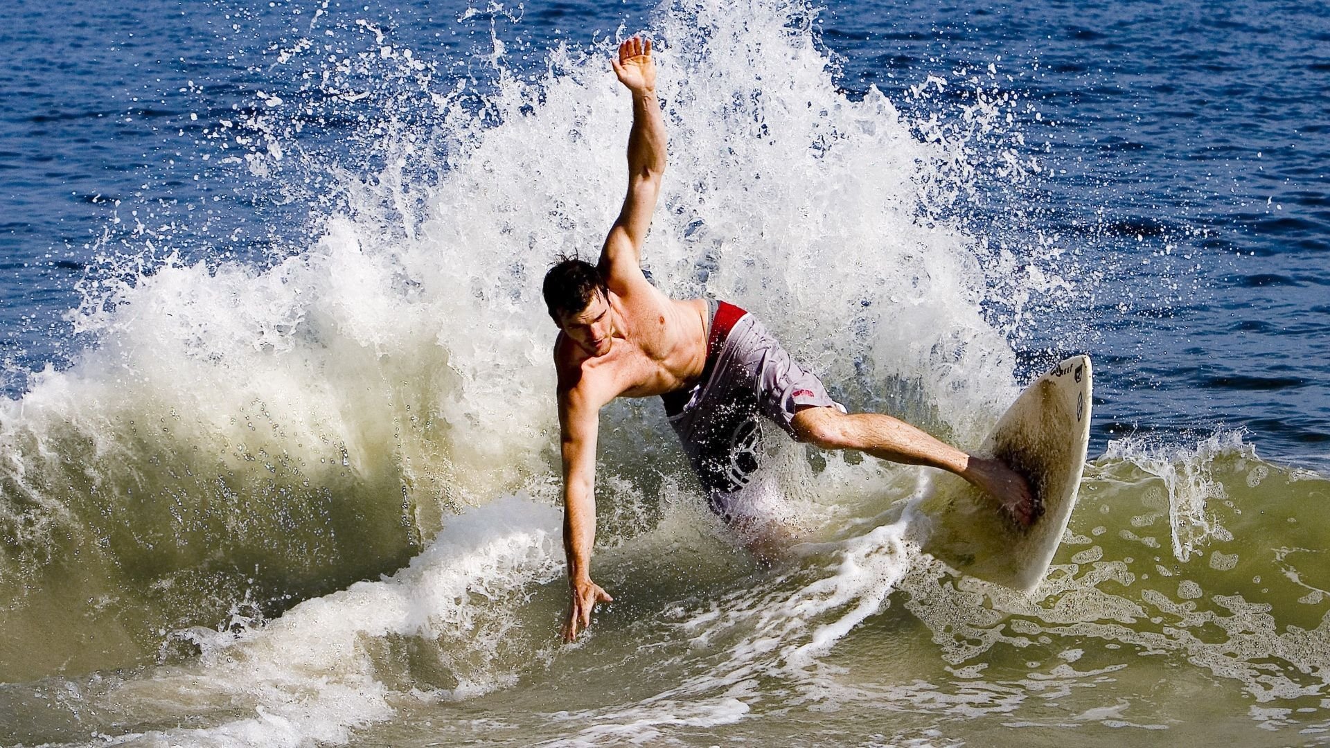 麦金托什稳扎稳打锁定决赛领先位置,麦金托什海报